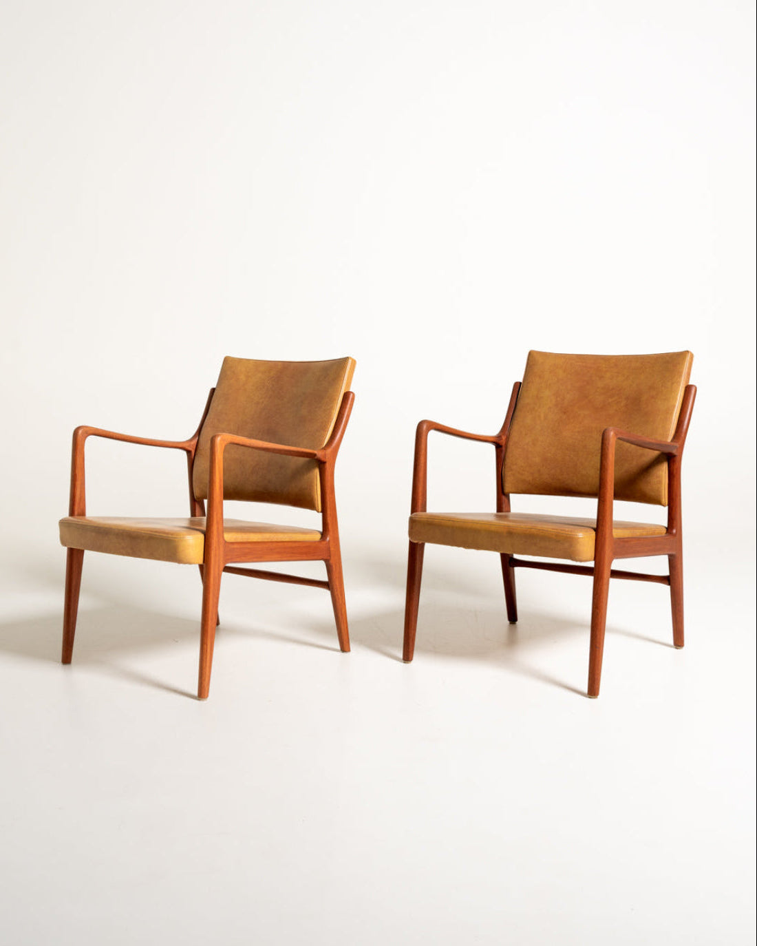 Coppia di poltroncine scandinave in similpelle, anni ’60