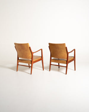 Coppia di poltroncine scandinave in similpelle, anni ’60