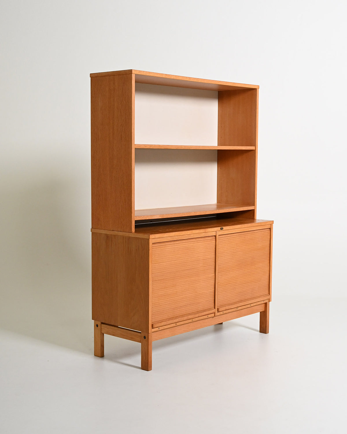 Cabinet in rovere con ante a serrandina e libreria, anni '60