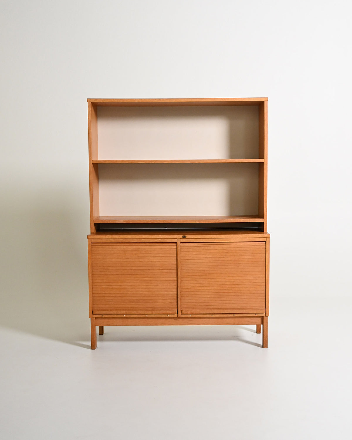 Cabinet in rovere con ante a serrandina e libreria, anni '60