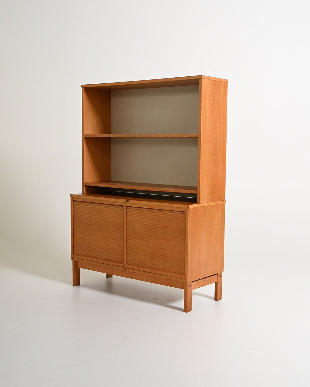 Cabinet in rovere con ante a serrandina e libreria, anni '60