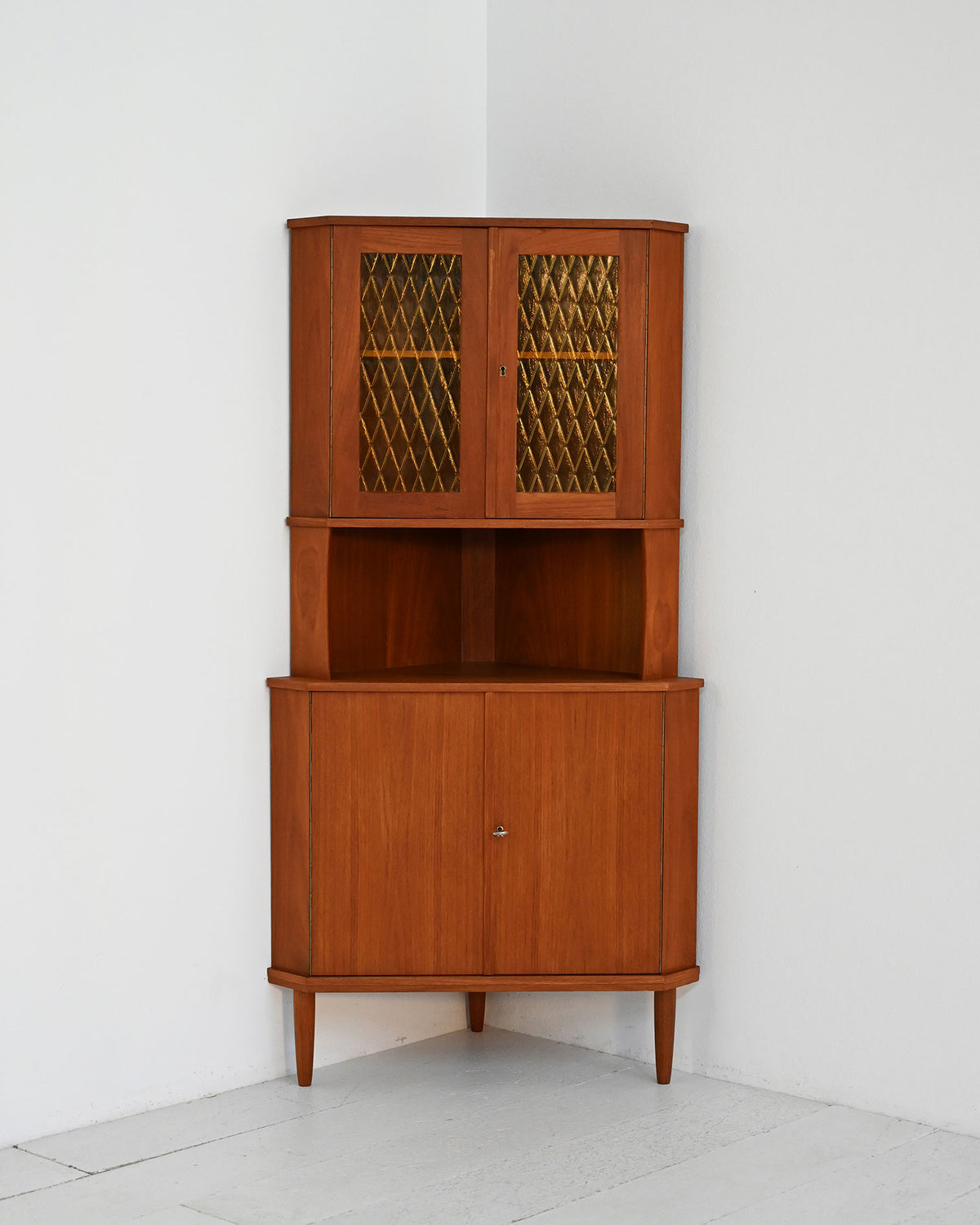 Angoliera scandinava mid-century in teak, anni ’50 1