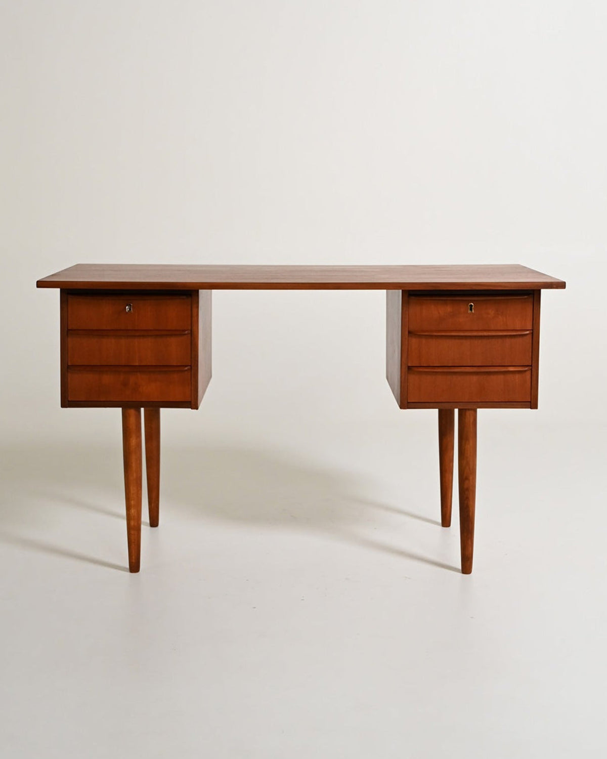 Scrivania scandinava in teak con sei cassetti, anni '60