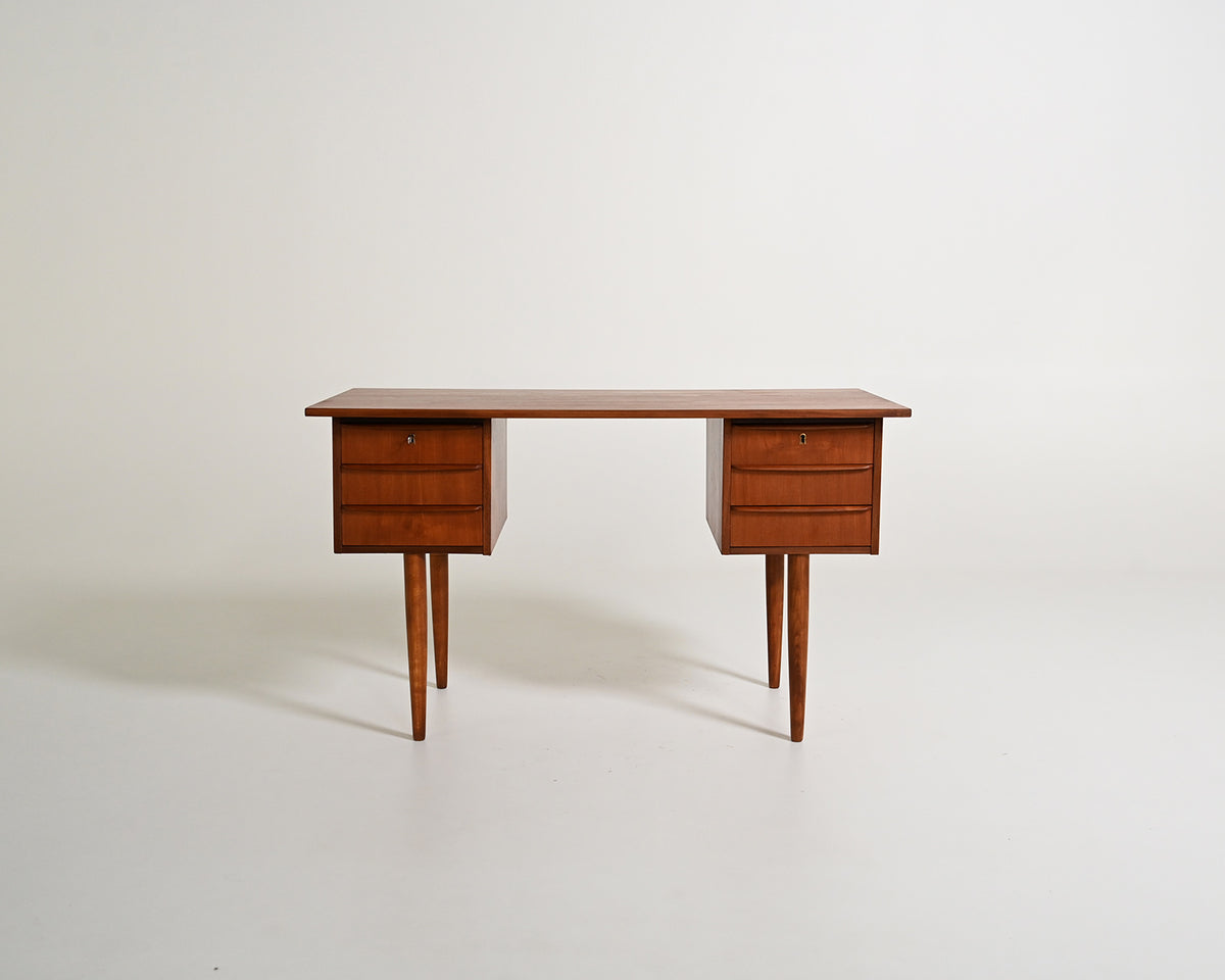 Scrivania scandinava in teak con sei cassetti, anni '60
