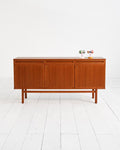 Sideboard scandinavo in teak con cassetti scultorei 1