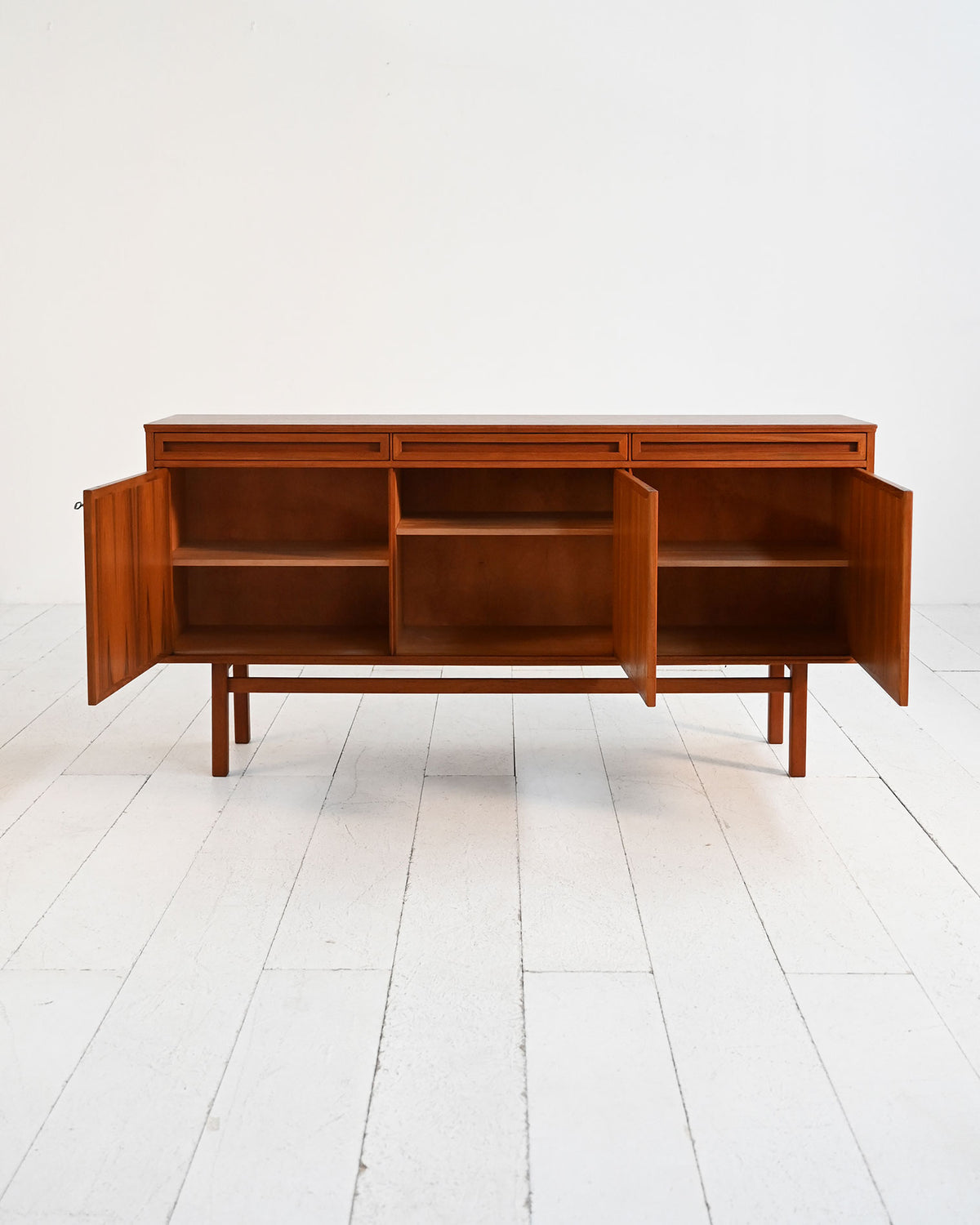 Sideboard scandinavo in teak con cassetti scultorei 2