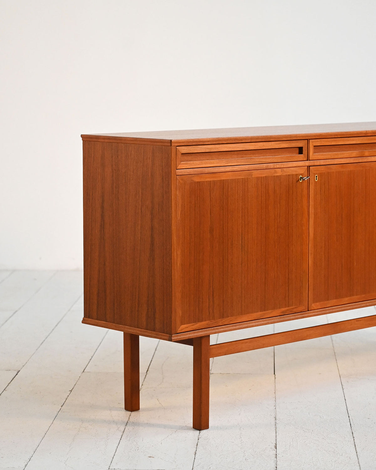 Sideboard scandinavo in teak con cassetti scultorei 5