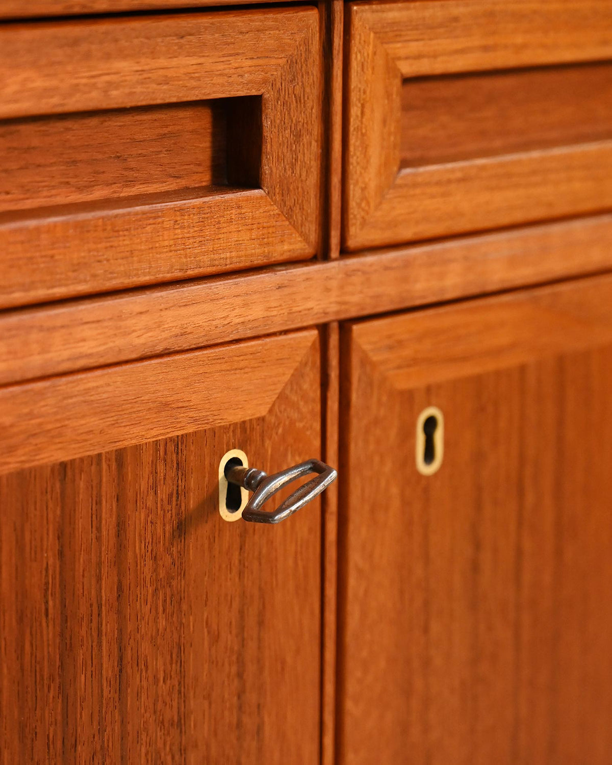 Sideboard scandinavo in teak con cassetti scultorei 6
