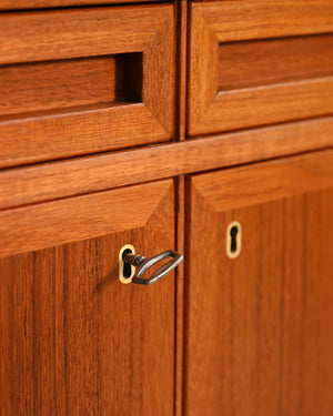 Sideboard scandinavo in teak con cassetti scultorei 6