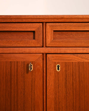Sideboard scandinavo in teak con cassetti scultorei 9