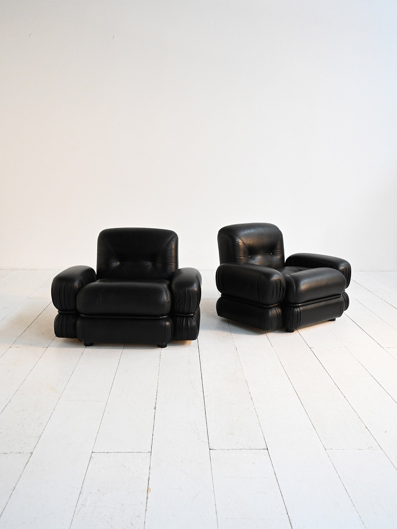 Poltrone in pelle nera e acciaio tubolare anni ’70 1