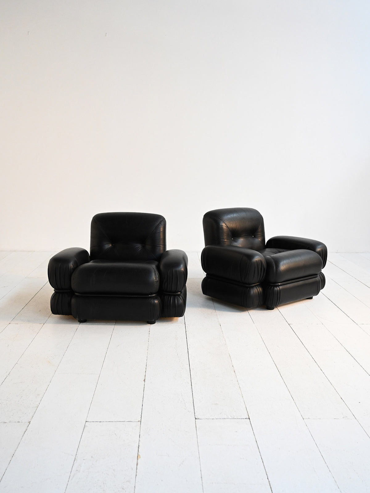 Poltrone in pelle nera e acciaio tubolare anni ’70 1