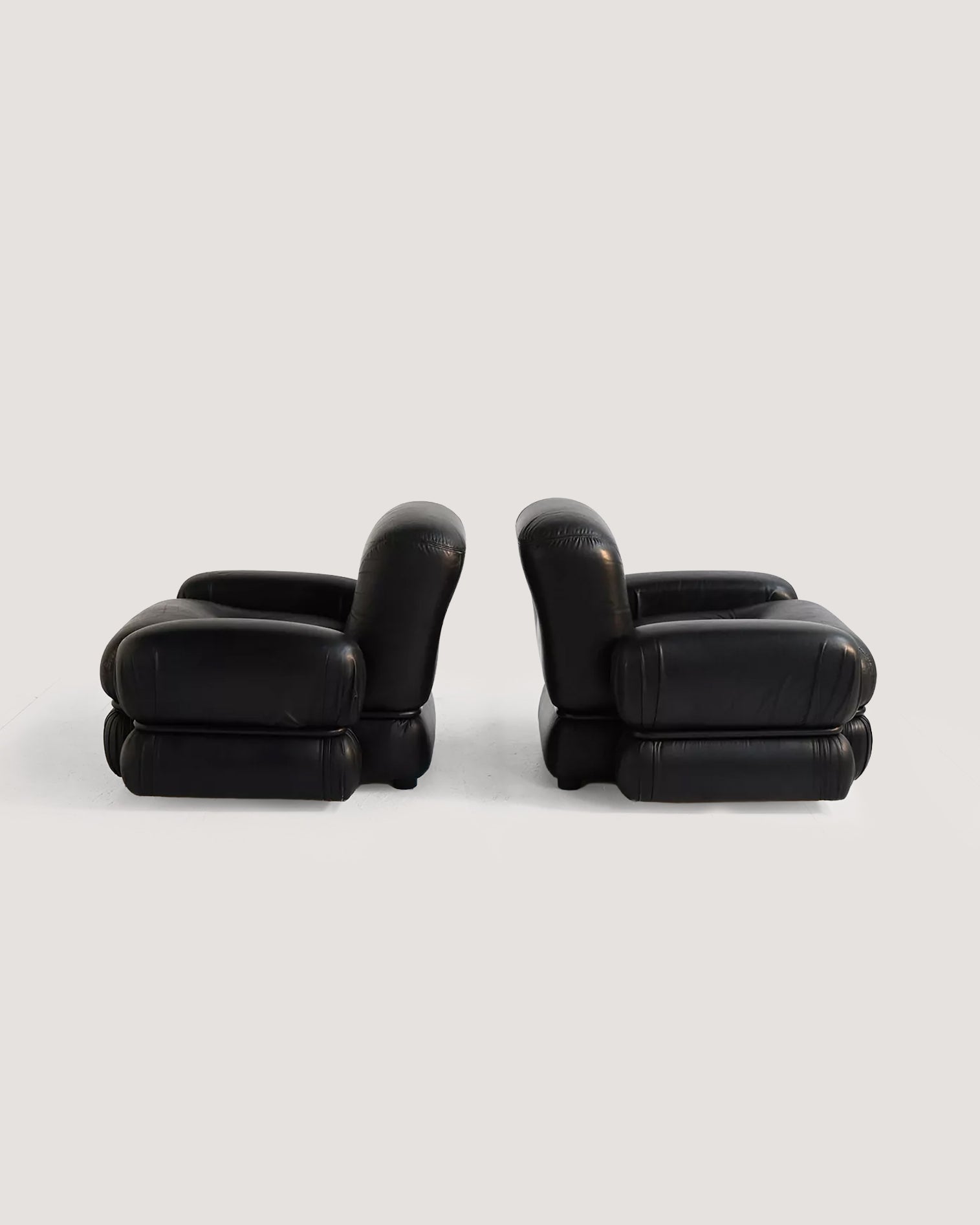 Poltrone in pelle nera e acciaio tubolare anni ’70