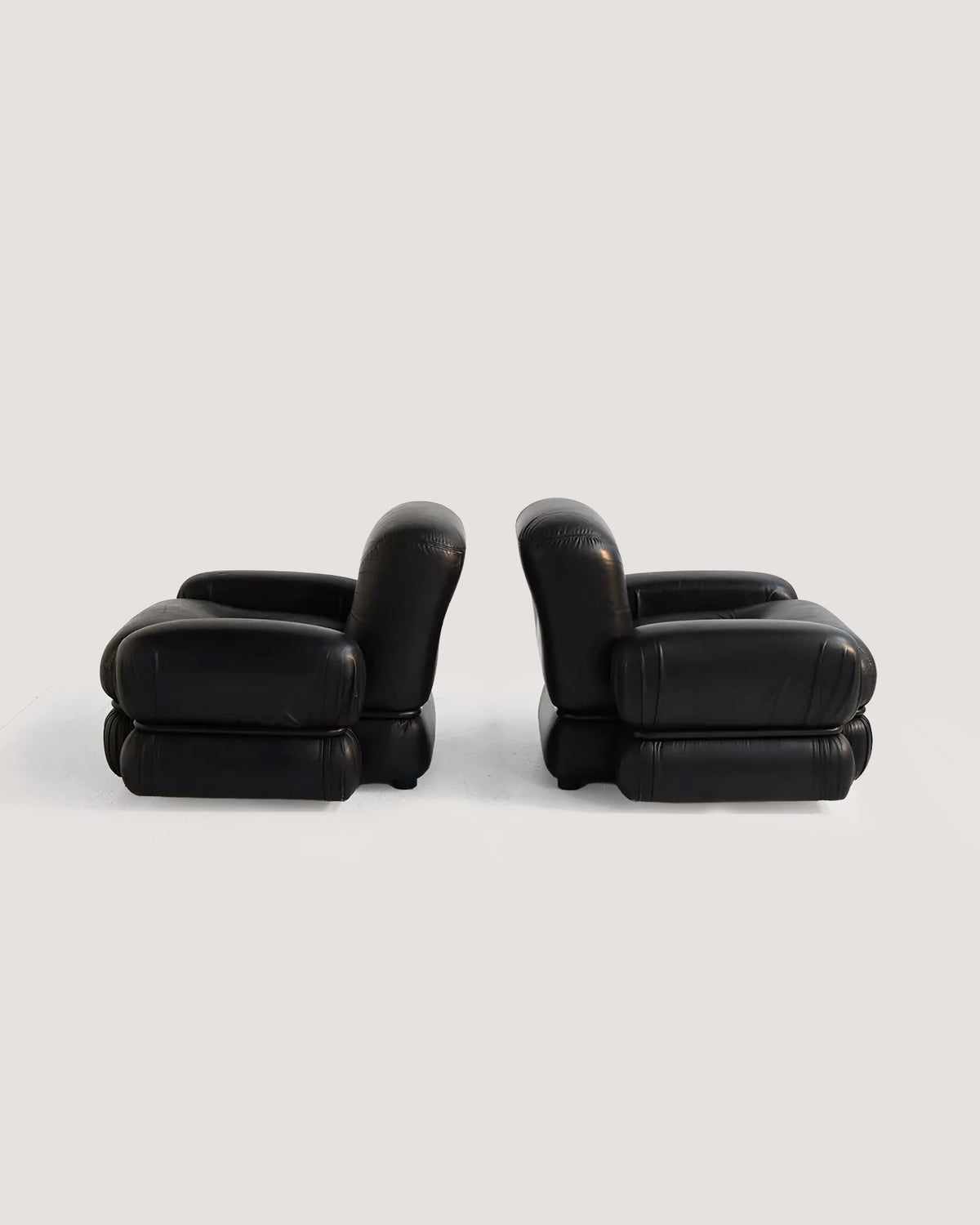 Poltrone in pelle nera e acciaio tubolare anni ’70