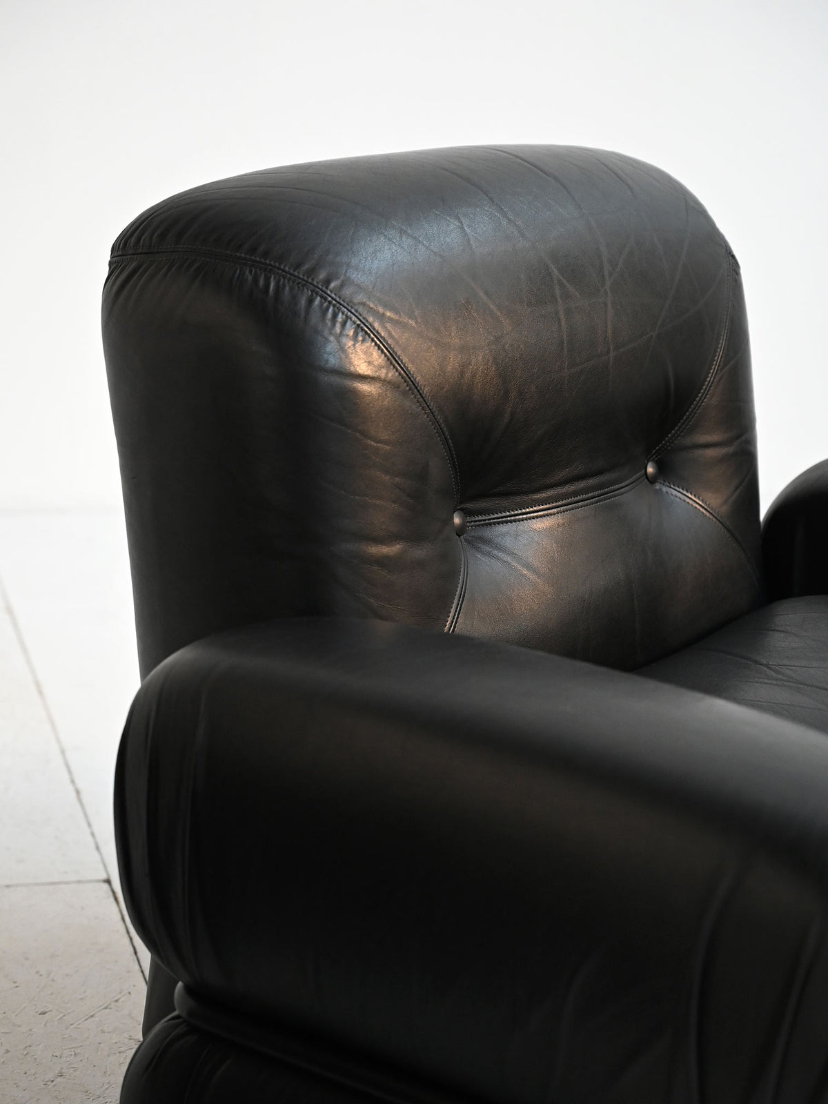 Poltrone in pelle nera e acciaio tubolare anni ’70 4