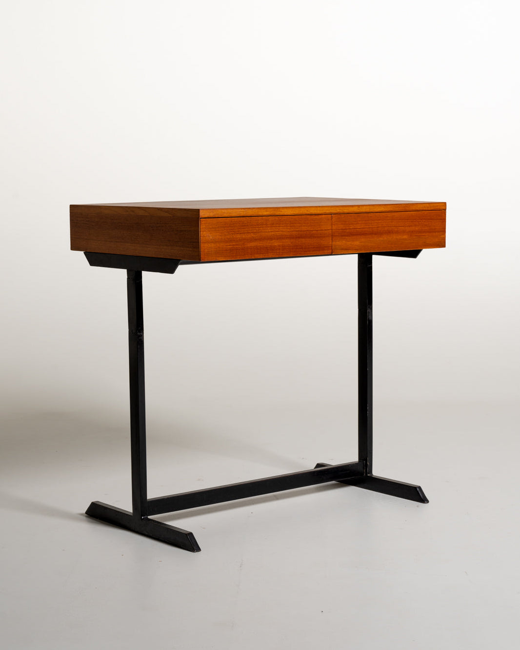 Scrivania in teak e metallo verniciato nero, produzione europea, anni ’60