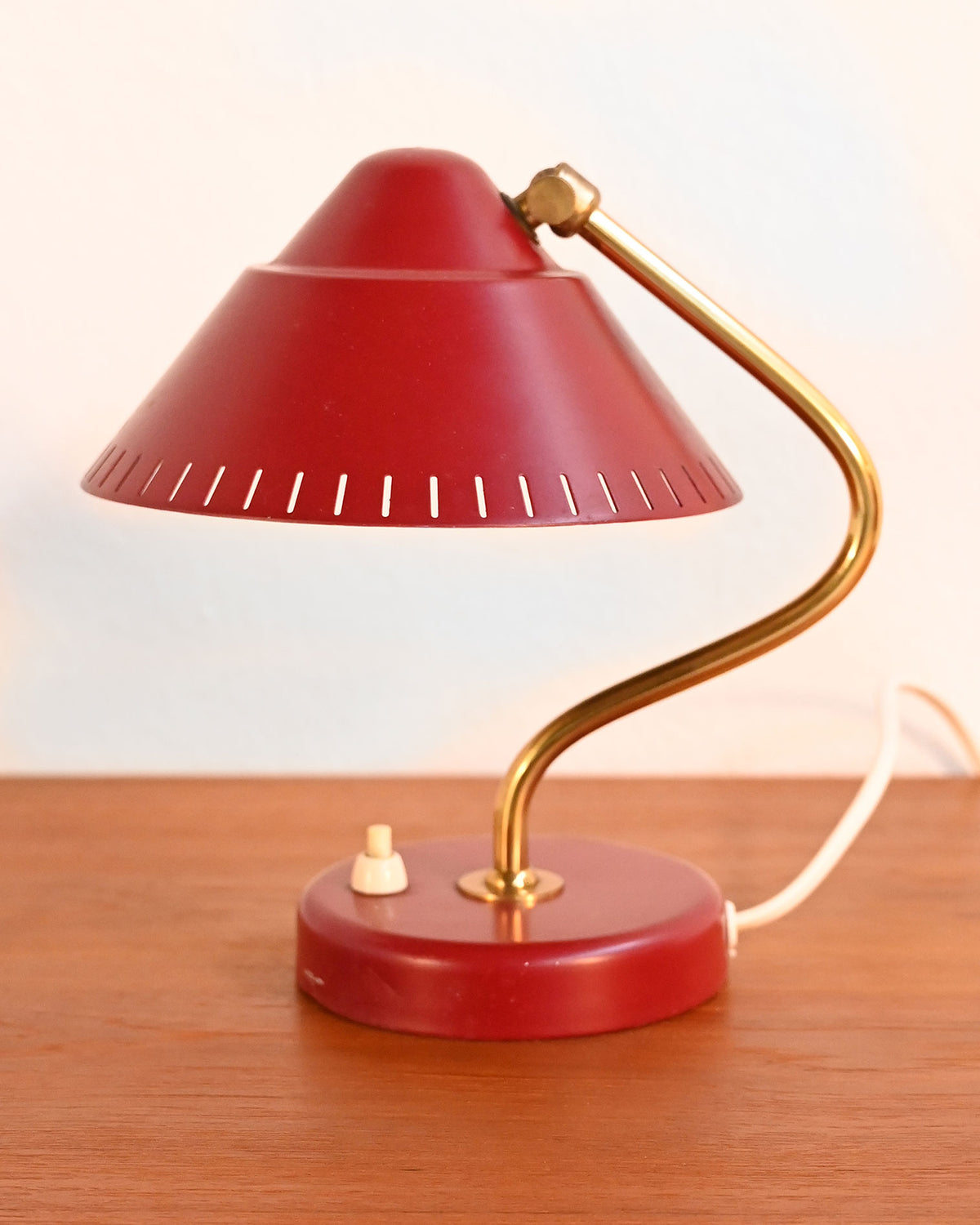 Lampada da tavolo rossa prodotta da Ringus, anni ‘50 1