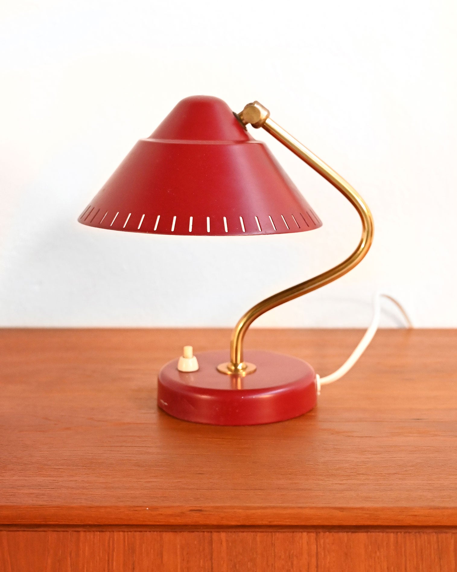 Lampada da tavolo rossa prodotta da Ringus, anni ‘50
