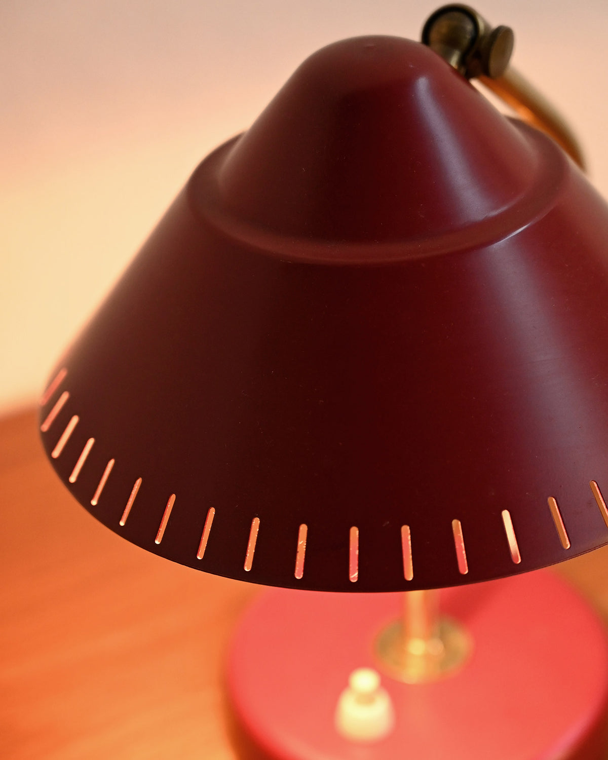 Lampada da tavolo rossa prodotta da Ringus, anni ‘50 7