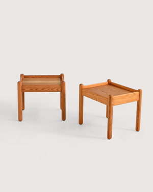 Coppia di tavolini scandinavi in pino massello, anni ’70