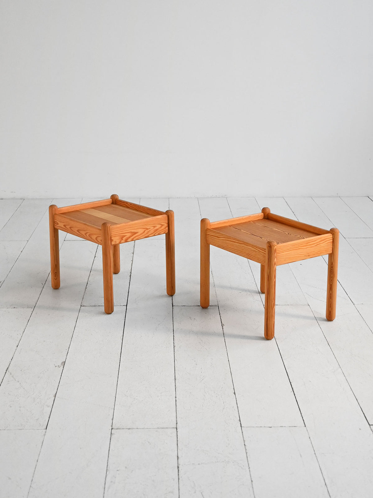 Coppia di tavolini scandinavi in pino massello, anni ’70 2