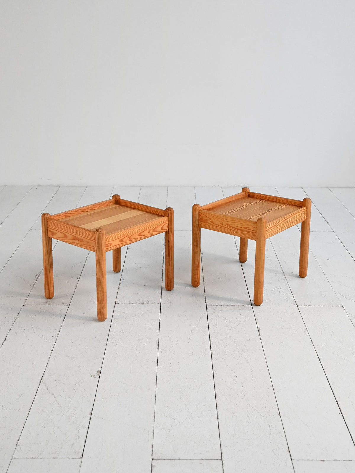 Coppia di tavolini scandinavi in pino massello, anni ’70 3