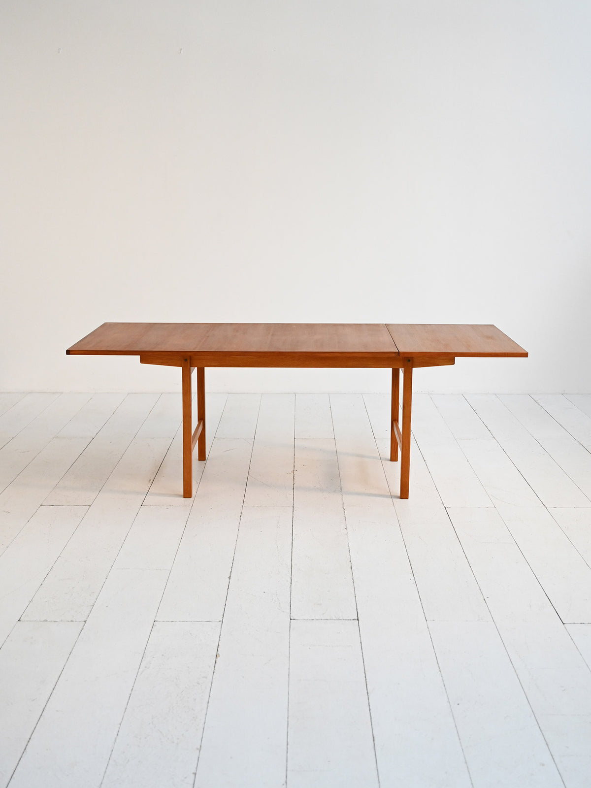 Tavolo scandinavo allungabile in teak e rovere anni ’60 1