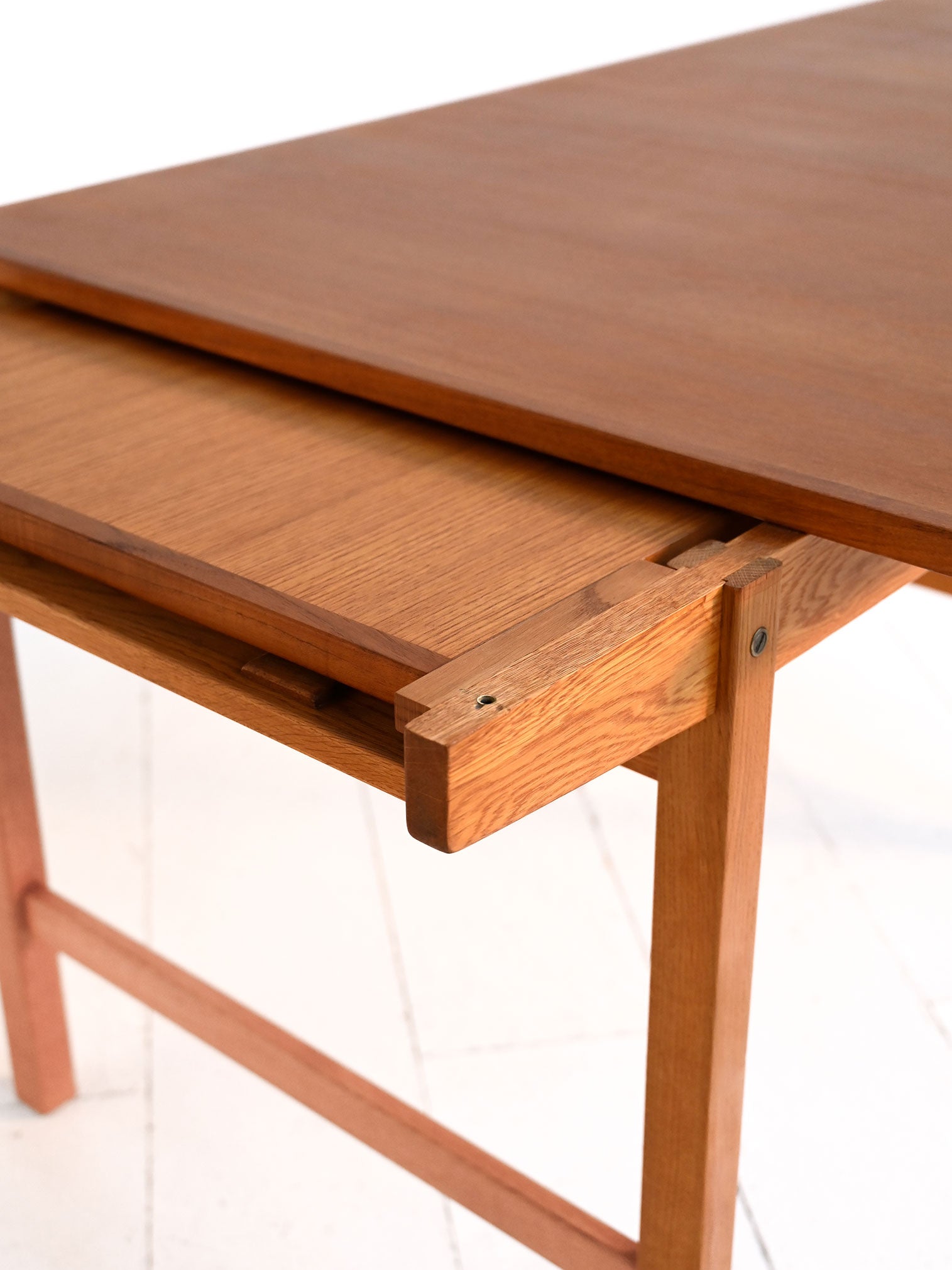 Tavolo scandinavo allungabile in teak e rovere anni ’60 10