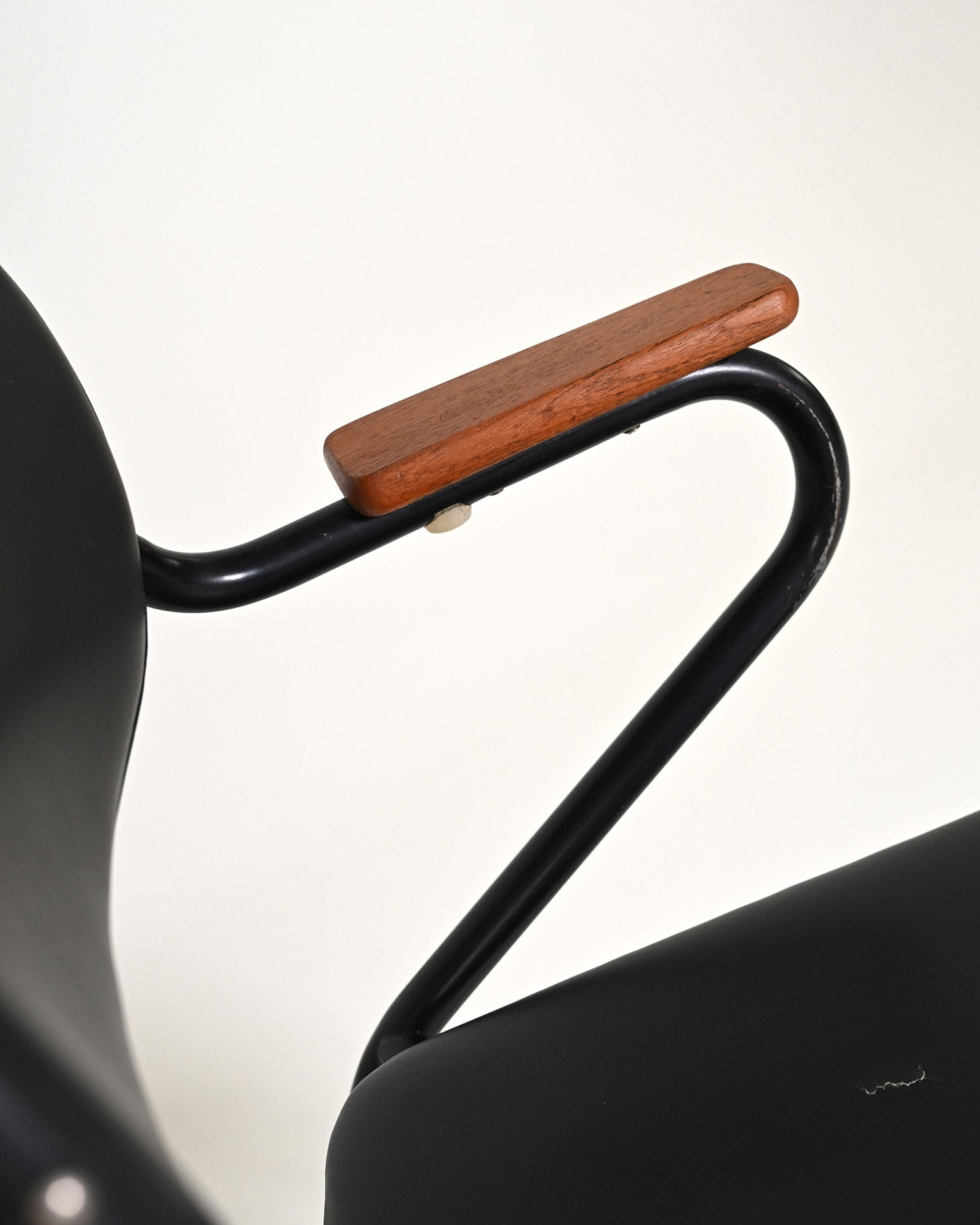 Set di 4 sedie in pelle e metallo, con inserti in legno, anni '50
