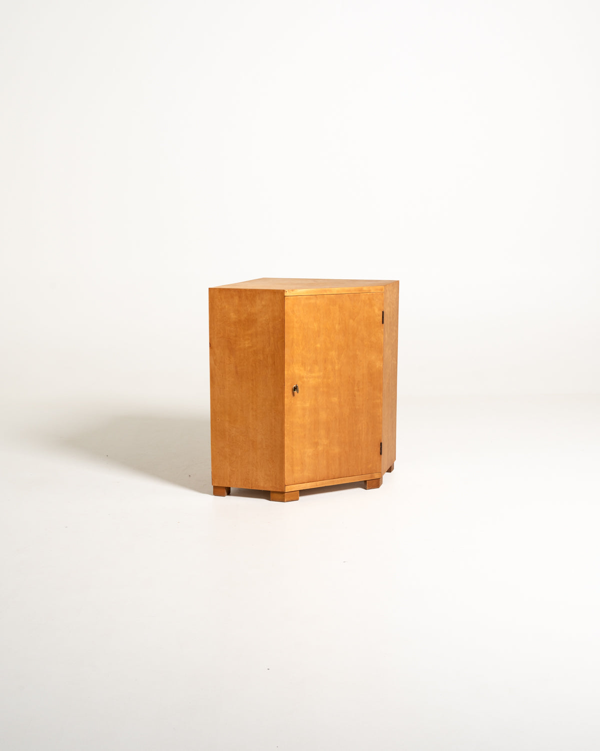 Mobile angolare scandinavo in betulla, metà Novecento