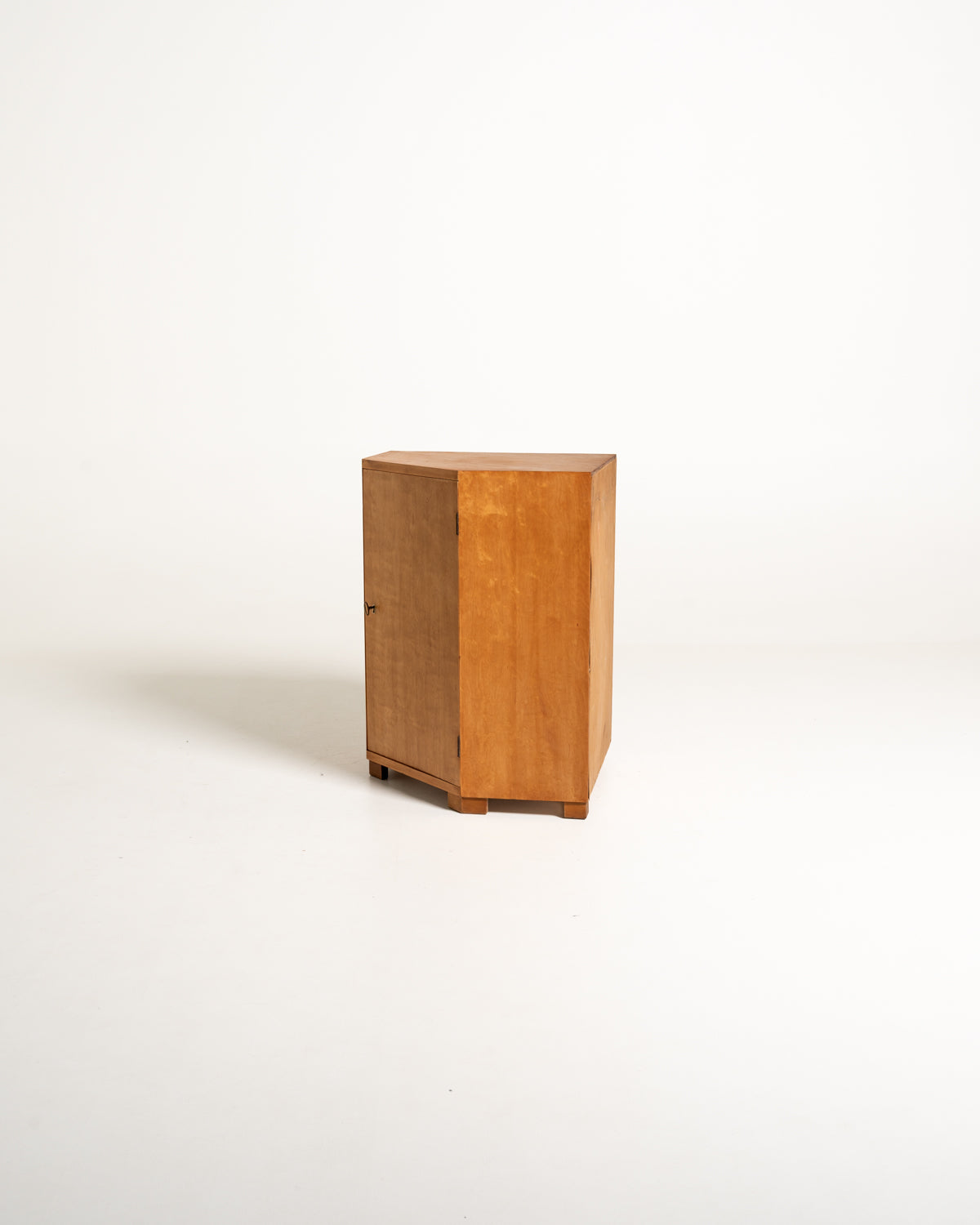 Mobile angolare scandinavo in betulla, metà Novecento