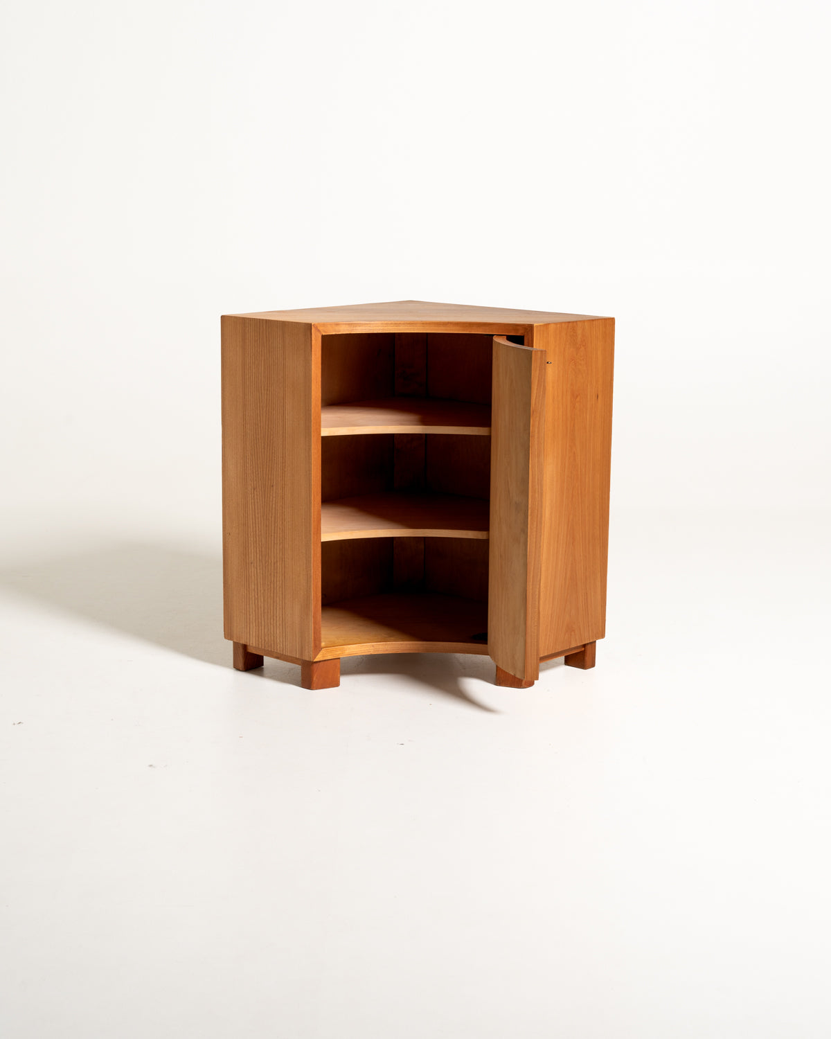 Mobile angolare scandinavo in olmo, metà Novecento