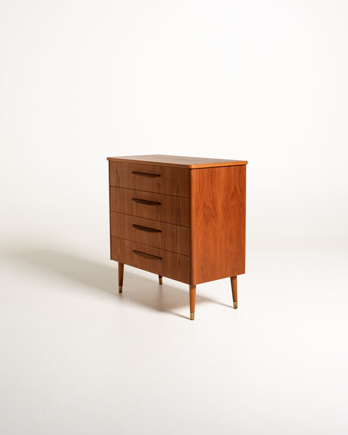 Cassettiera in teak con puntali in ottone
