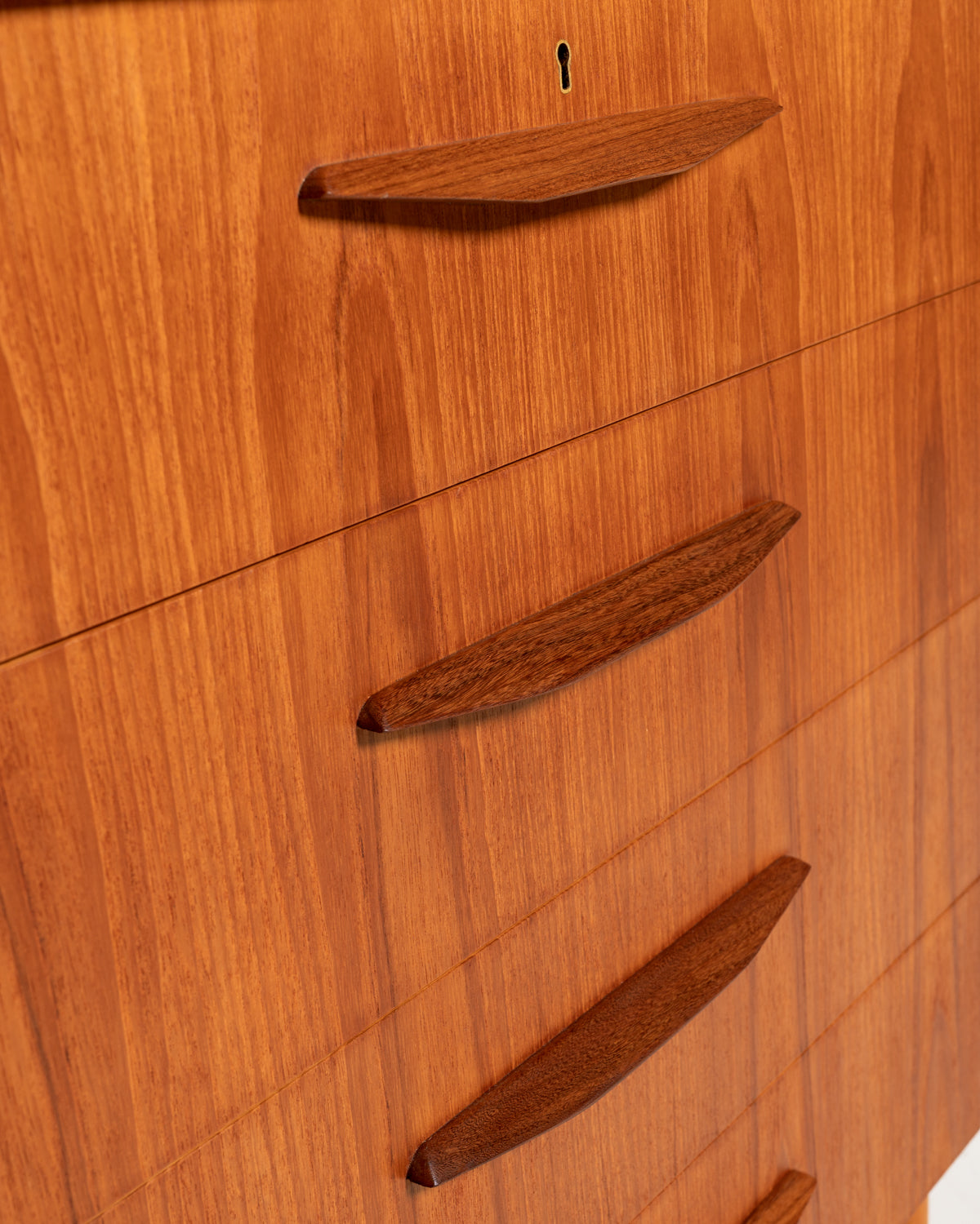 Cassettiera in teak con puntali in ottone