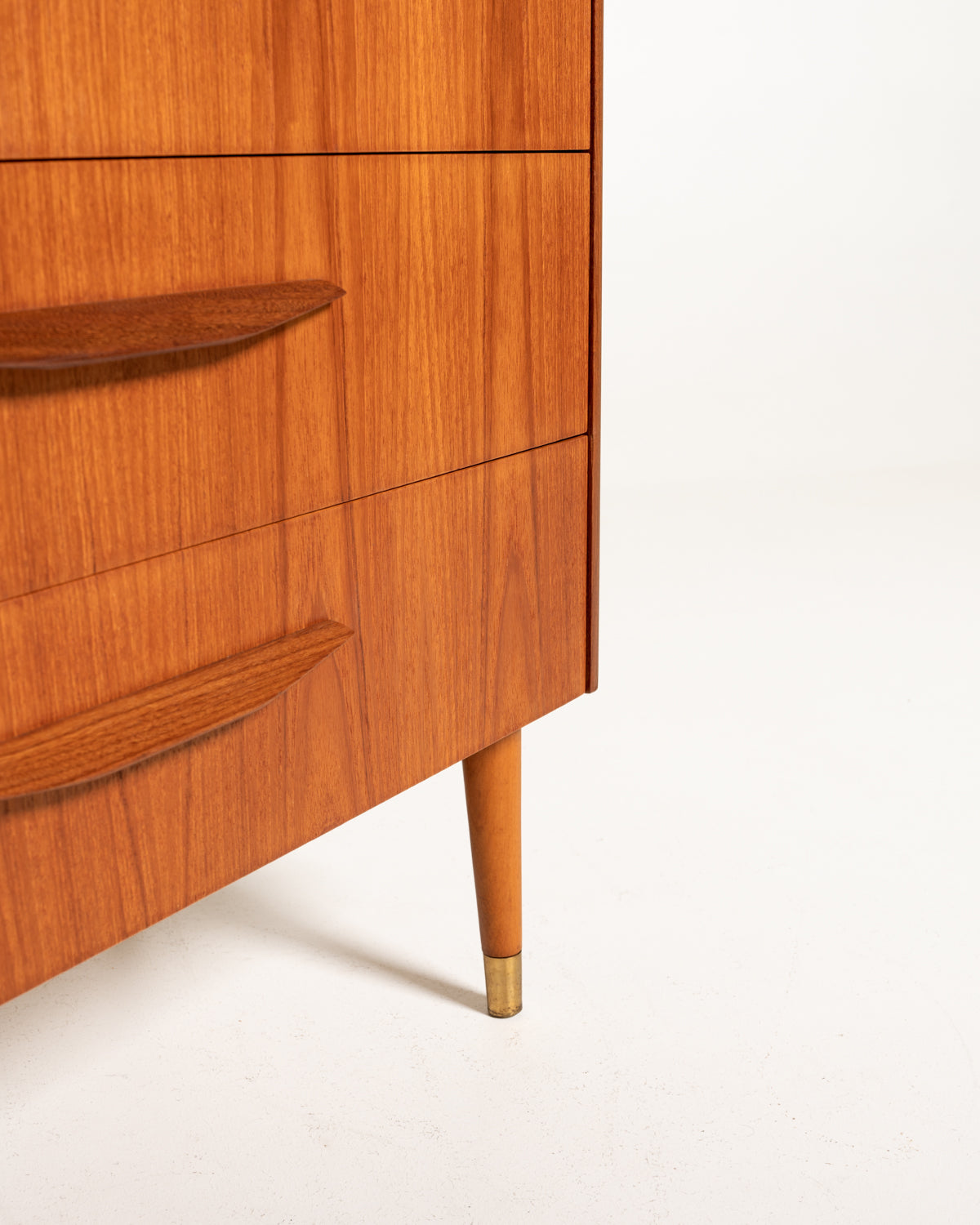 Cassettiera in teak con puntali in ottone