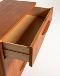 Cassettiera in teak con puntali in ottone