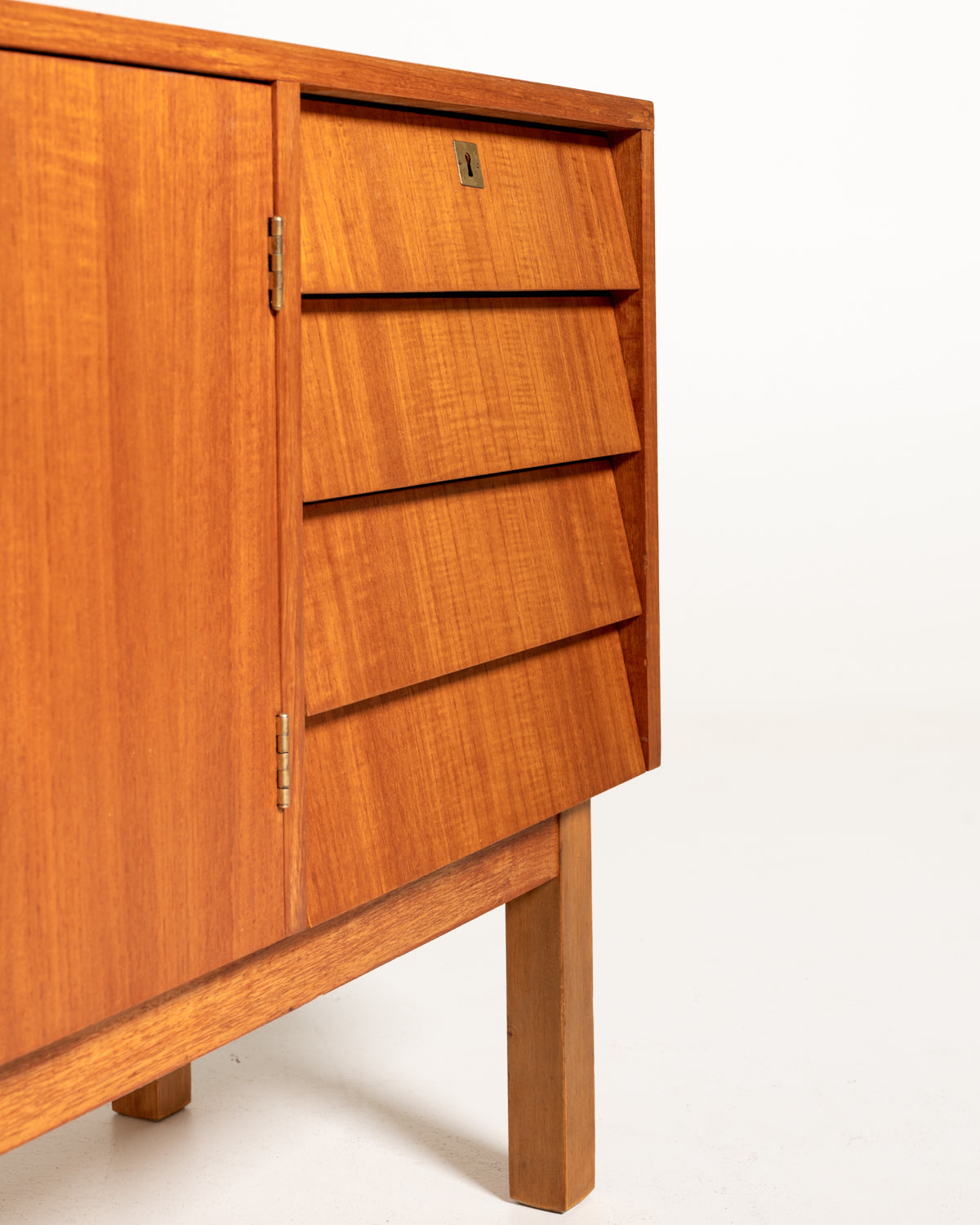 Sideboard scandinavo in teak con cassetti a tegola, metà Novecento