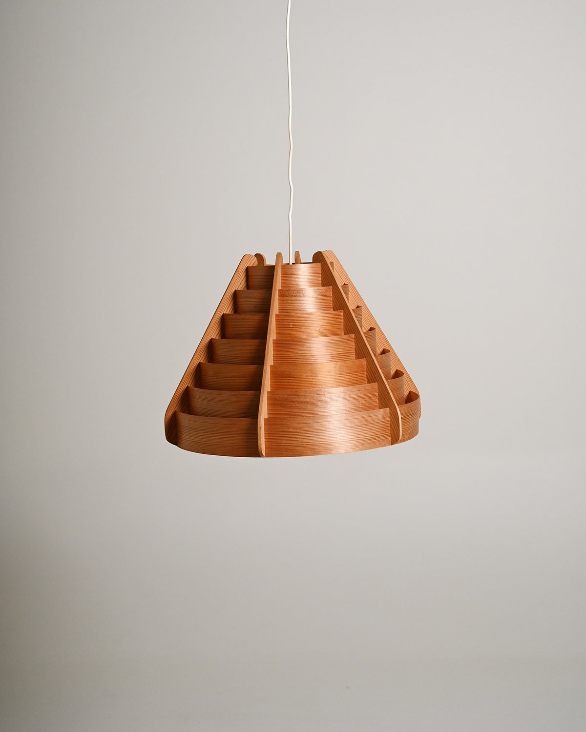Lampada a sospensione in pino svedese nello stile di Hans Agne Jakobsson, anni '60