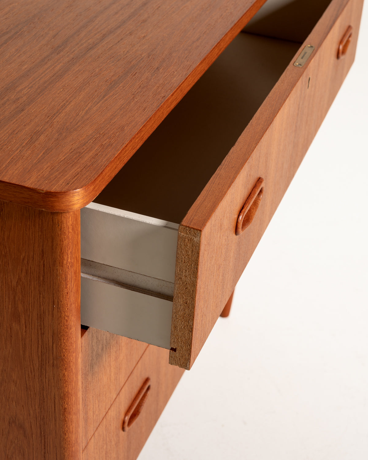 Cassettiera scandinava in teak anni '50/'60
