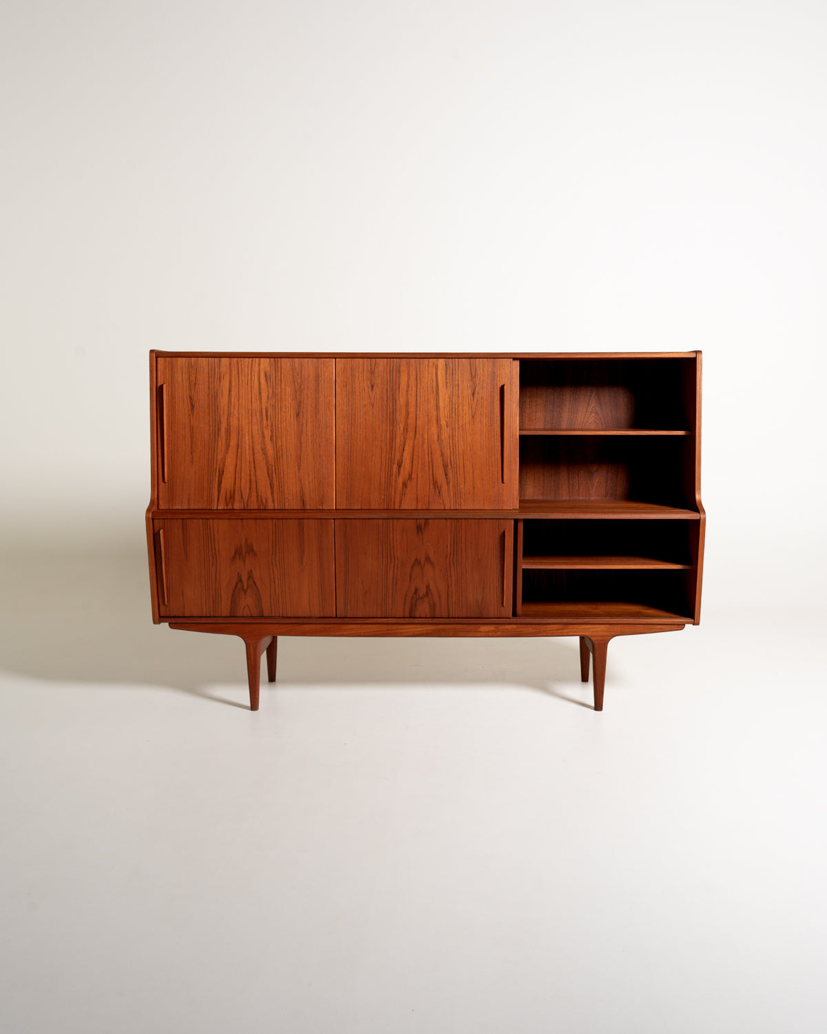 Credenza alta danese in teak anni '60