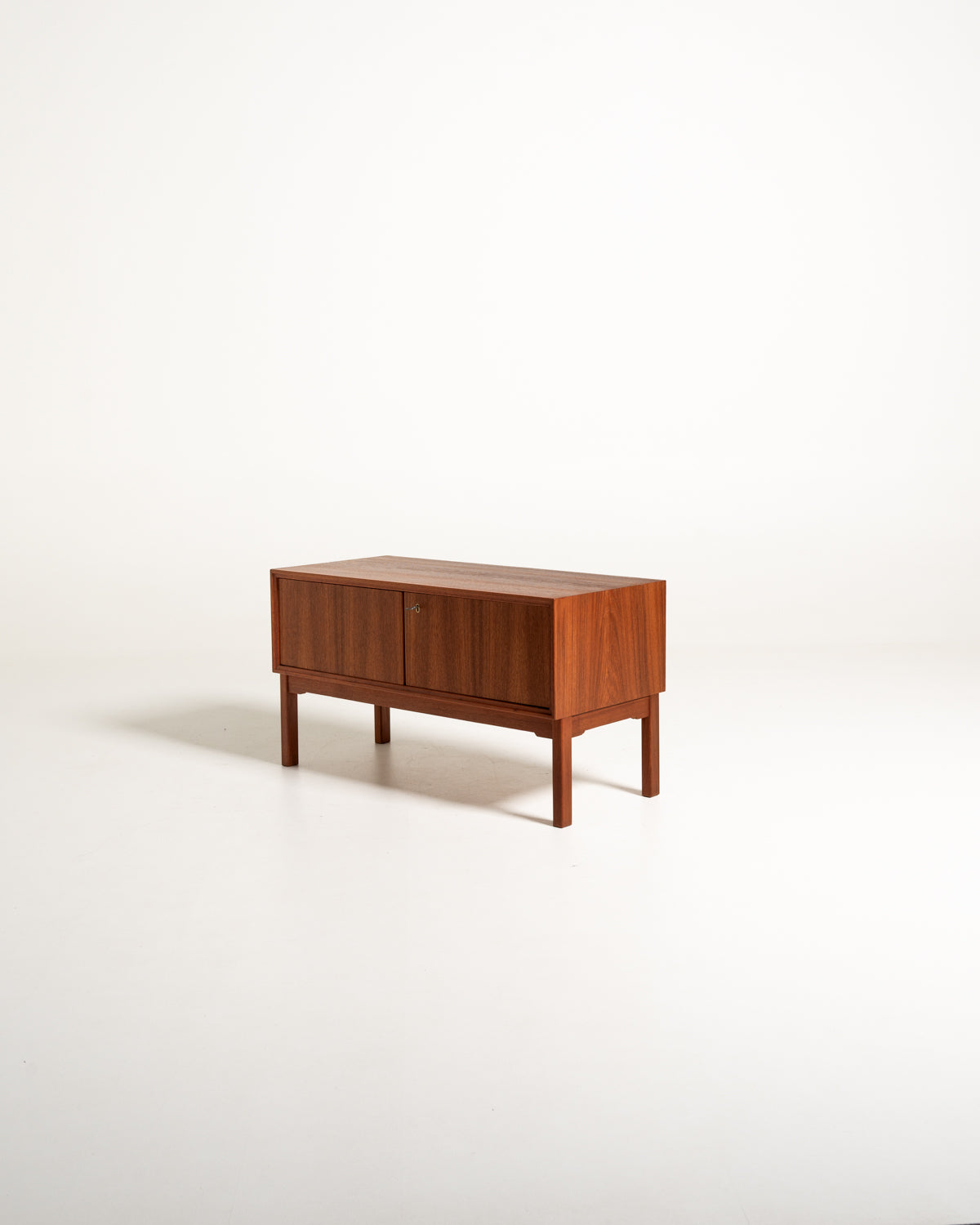 Piccolo mobile contenitore scandinavo in teak anni '60