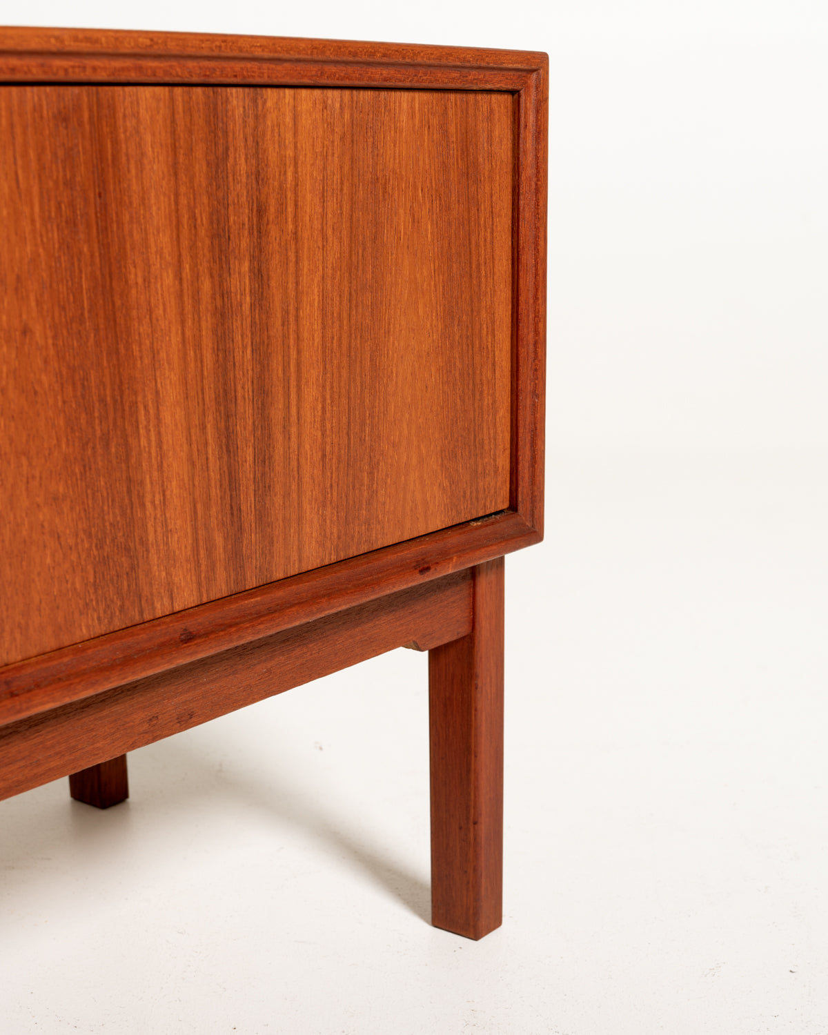 Piccolo mobile contenitore scandinavo in teak anni '60