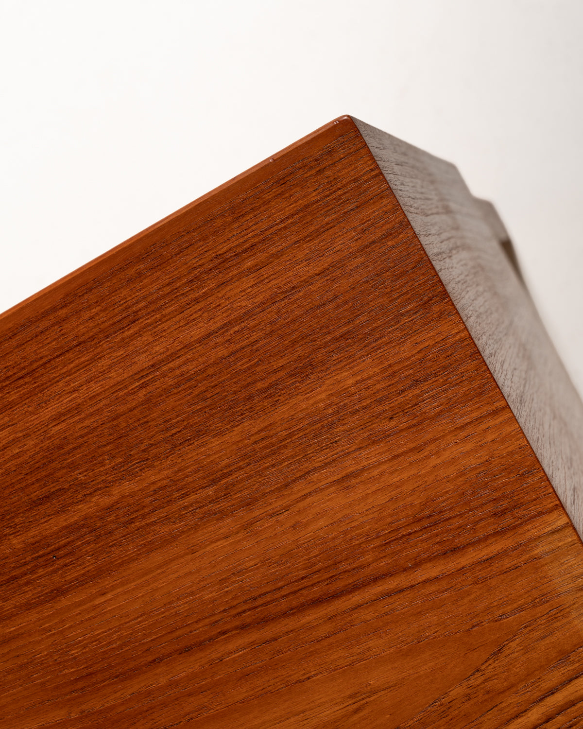 Cassettiera scandinava in teak a quattro cassetti