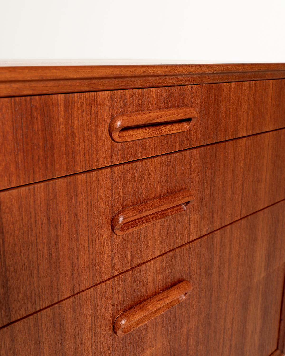 Cassettiera scandinava in teak a quattro cassetti