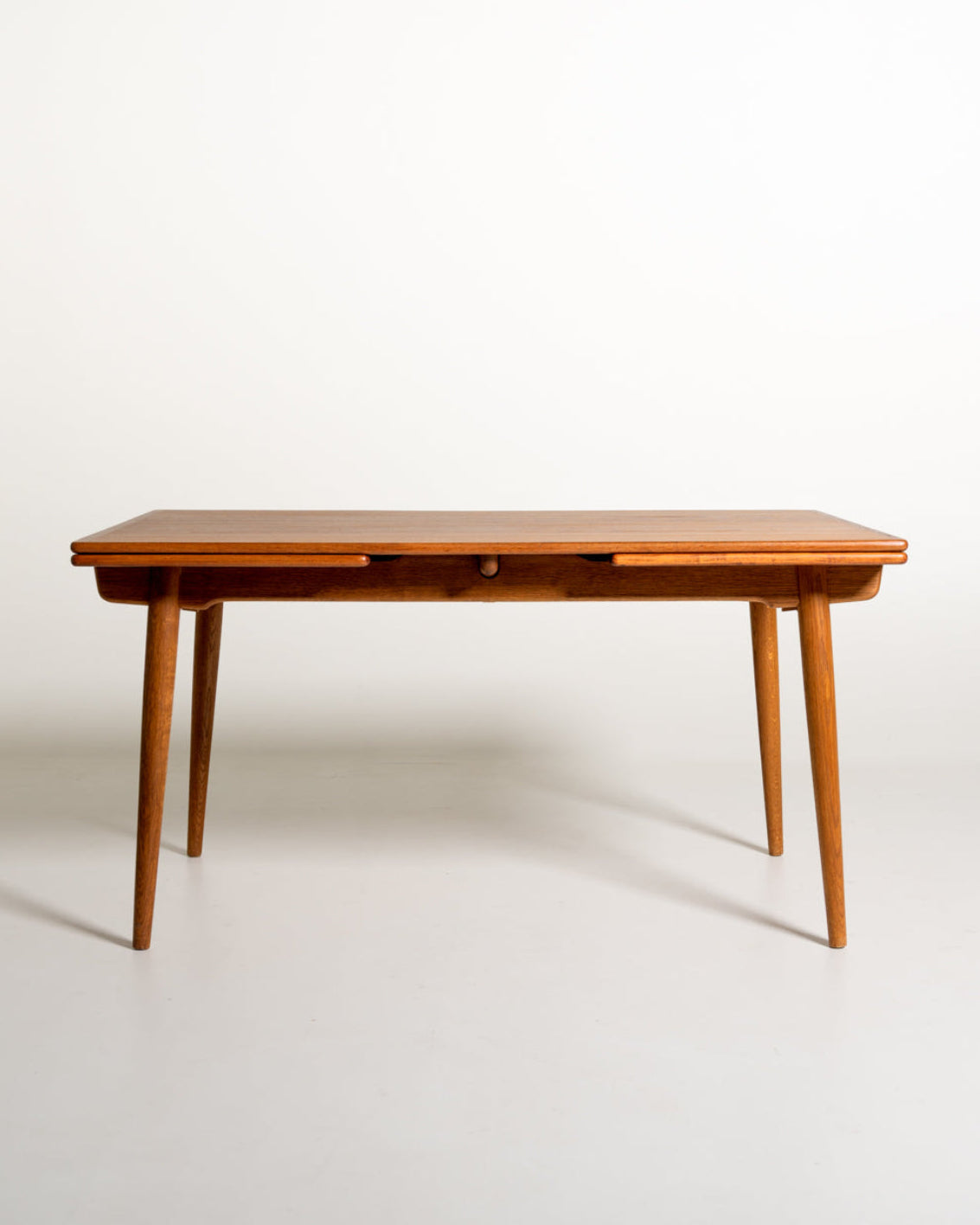 Tavolo “AT-312” di Hans J. Wegner per Andreas Tuck, anni ’50
