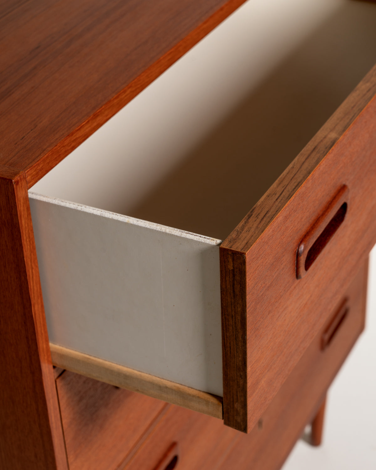 Cassettiera scandinava in teak con quattro cassetti, anni ’60