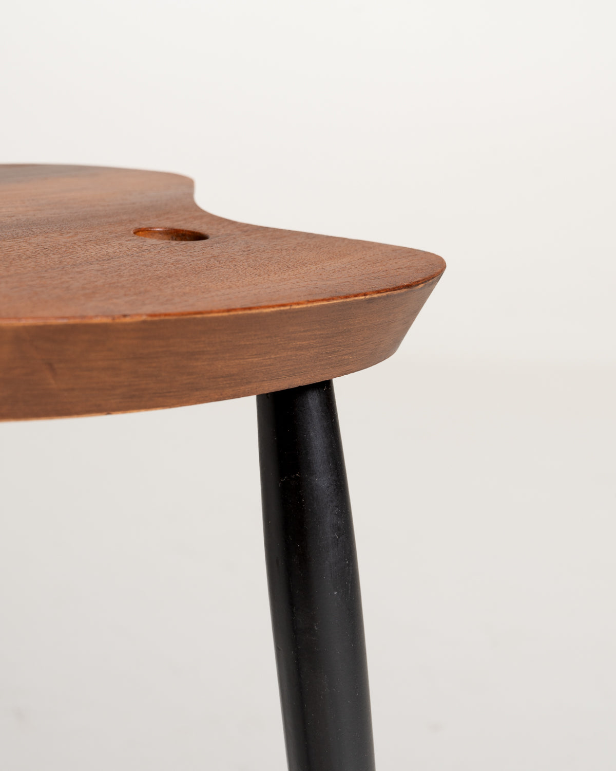 Sgabello con top a tavolozza in teak, Scandinavia, anni ’50