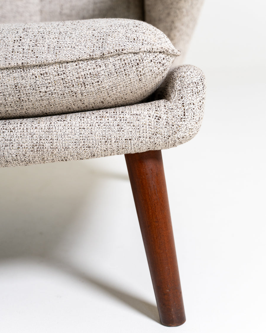 Poltrona “Papa Bear” con poggiapiedi di Hans J. Wegner per A.P. Stolen, Danimarca, anni ’50