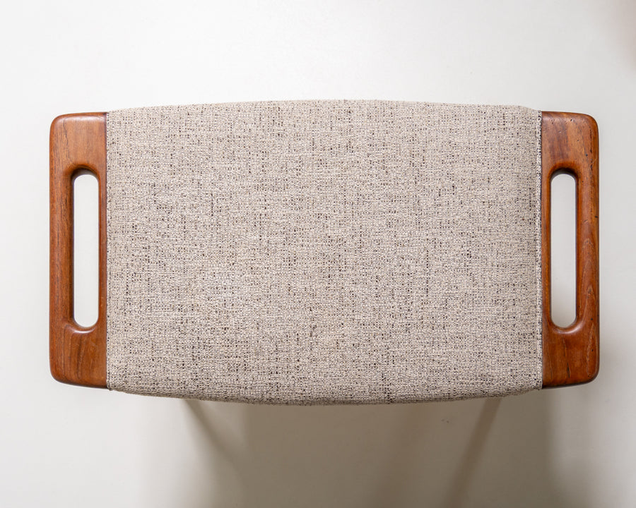 Poltrona “Papa Bear” con poggiapiedi di Hans J. Wegner per A.P. Stolen, Danimarca, anni ’50