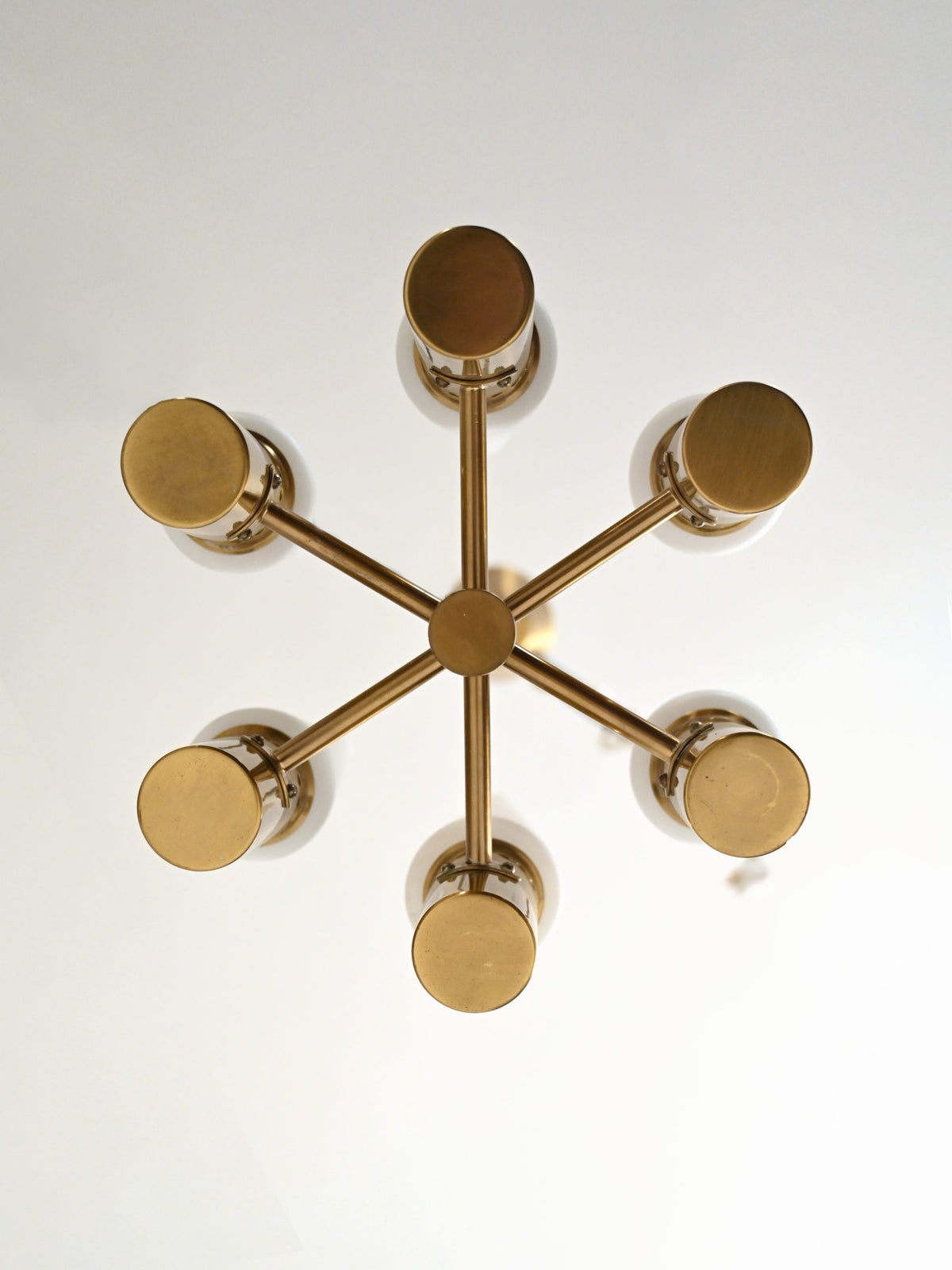 Lampadario anni '50 in ottone e vetro di Hans-Agne Jakobsson 7